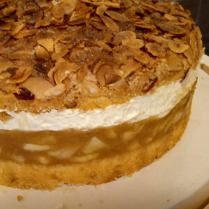 Bienenstich-Torte mit Apfel/Pflaume