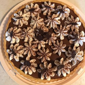 Cappuccino-Schokoladen Tarte mit Tonkasahne